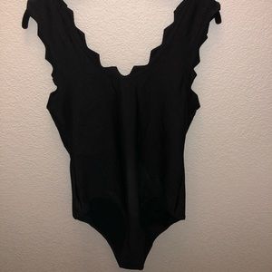 CUPSHE Scalloped Black Swimsuit